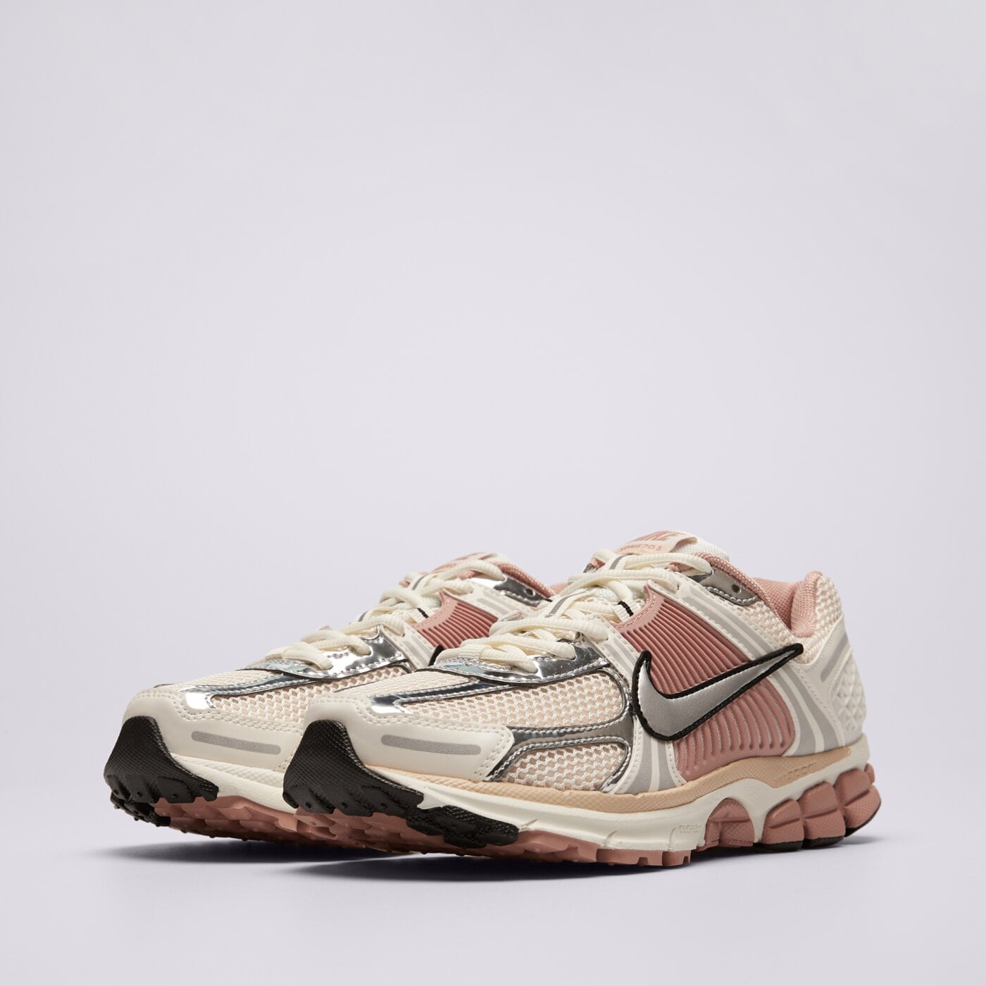 Дамски маратонки NIKE W ZOOM VOMERO 5 NEWS hf1877-102 цвят бежов