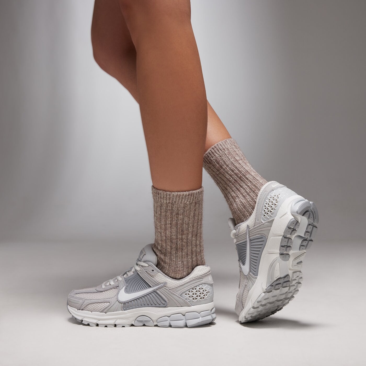 Дамски маратонки NIKE W ZOOM VOMERO 5 hq0458-001 цвят сив