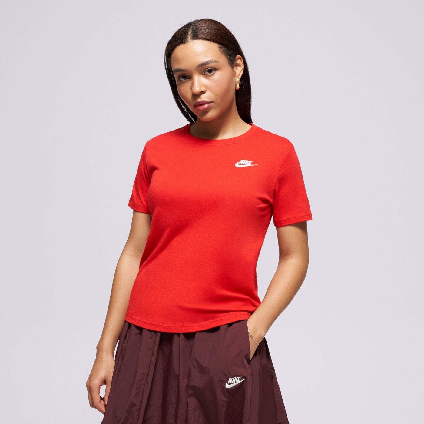 Дамска тениска NIKE ТЕНИСКА W NSW CLUB SS TEE dx7902-657 цвят червен