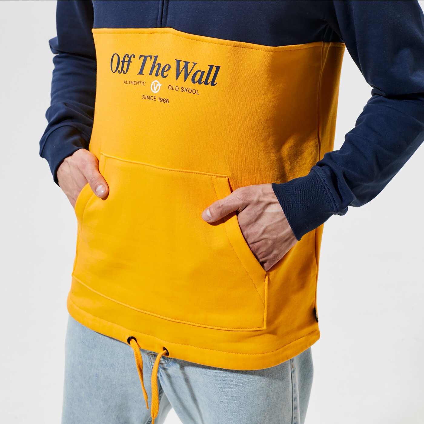 Мъжки суичър VANS ЯКЕ MN FREQUENCY QZP SAFFRON/АНЦУГS BLUES vn0a54aaz5m1 цвят жълт