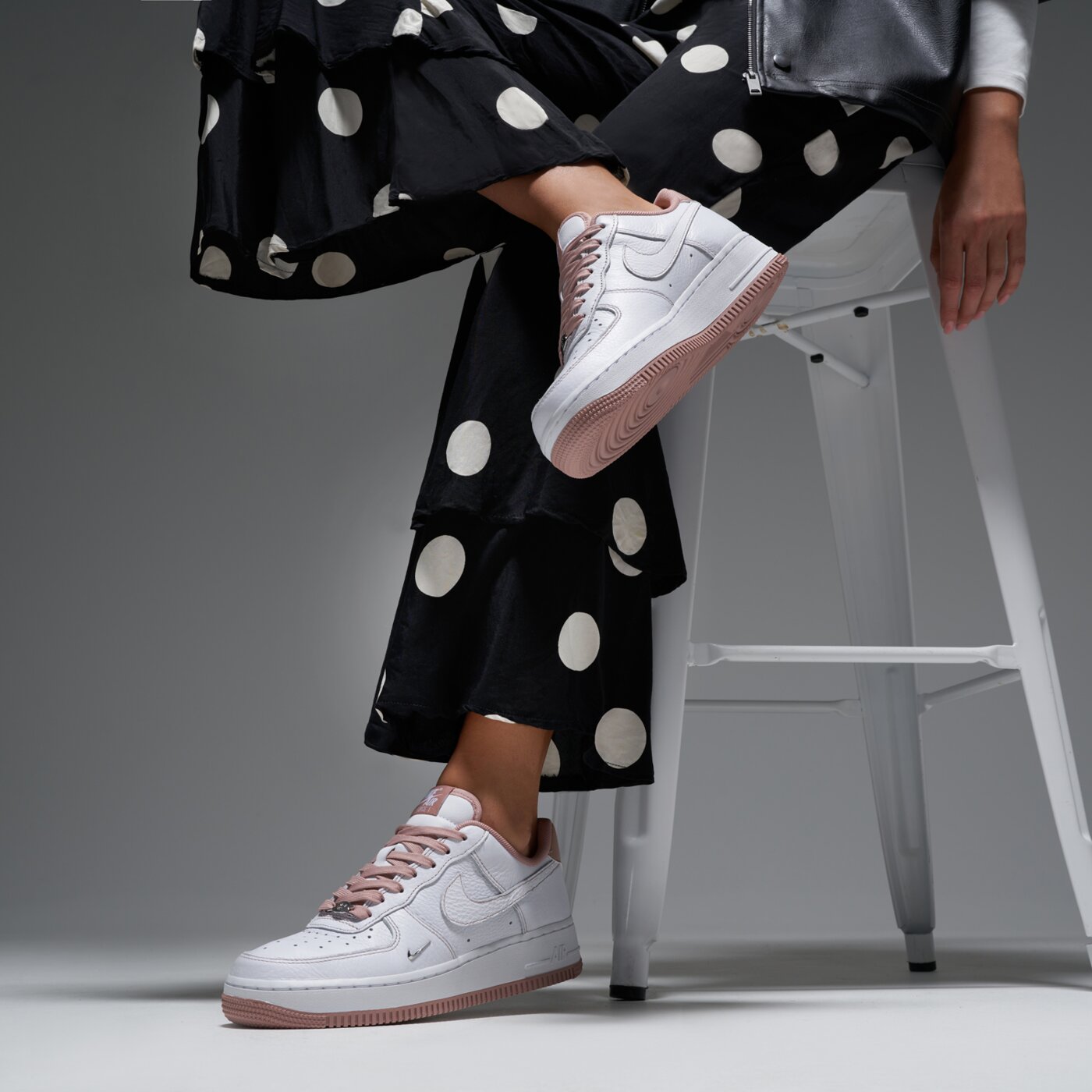 Дамски маратонки NIKE W AIR FORCE 1 '07 MINI JEWEL ib6543-100 цвят бял