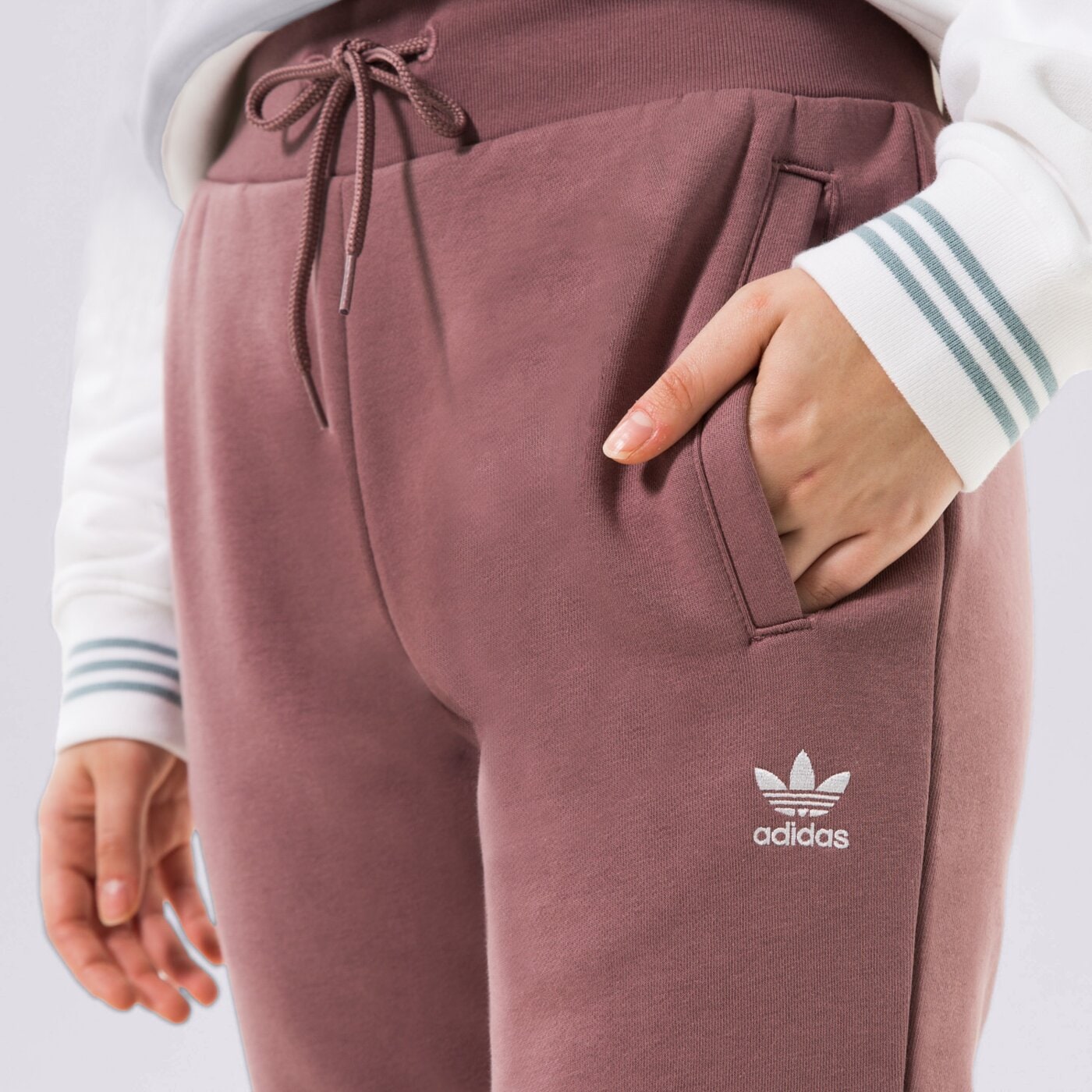 Дамски панталони ADIDAS ПАНТАЛОНИ TRACK PANT hm1831 цвят кафяв
