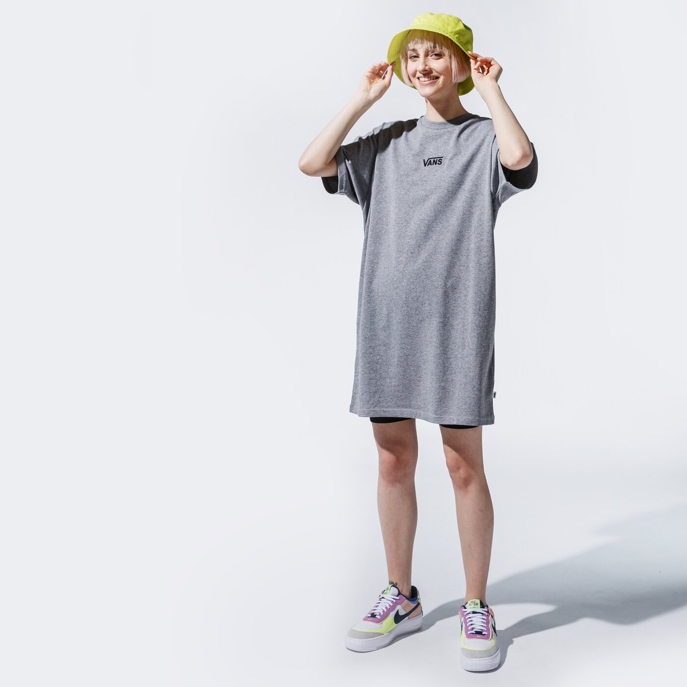 Дамски VANS РОКЛЯ WM CENTER VEE TEE АНЦУГS CEMENT HEATHER vn0a4ru202f1 цвят сив