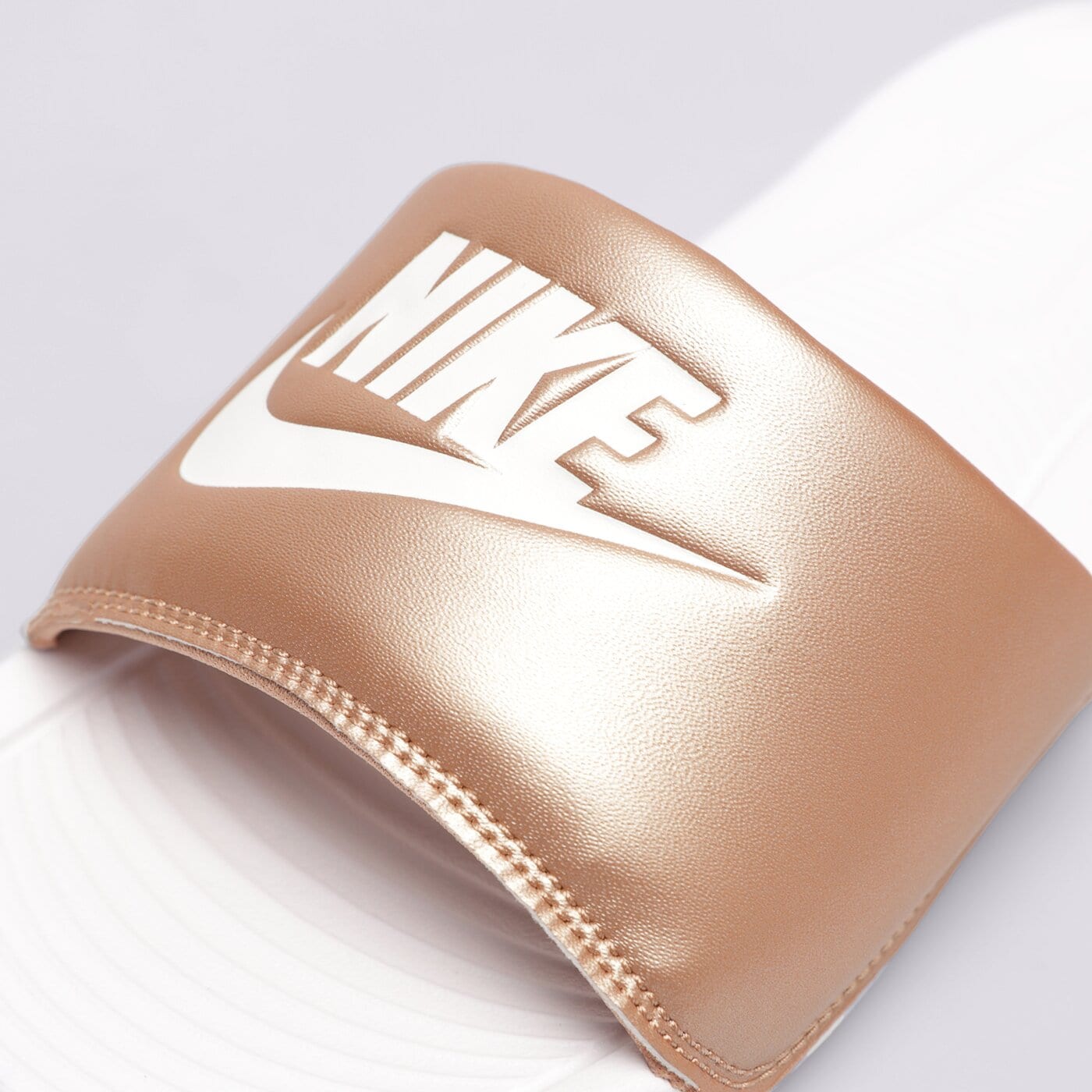 Дамски чехли и сандали NIKE VICTORI ONE SLIDE  cn9677-900 цвят златен