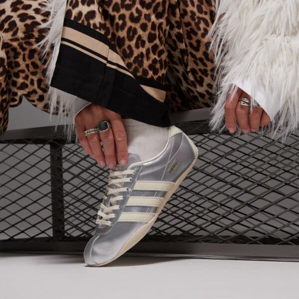 Дамски маратонки ADIDAS TOKYO jq0593 цвят сребърен