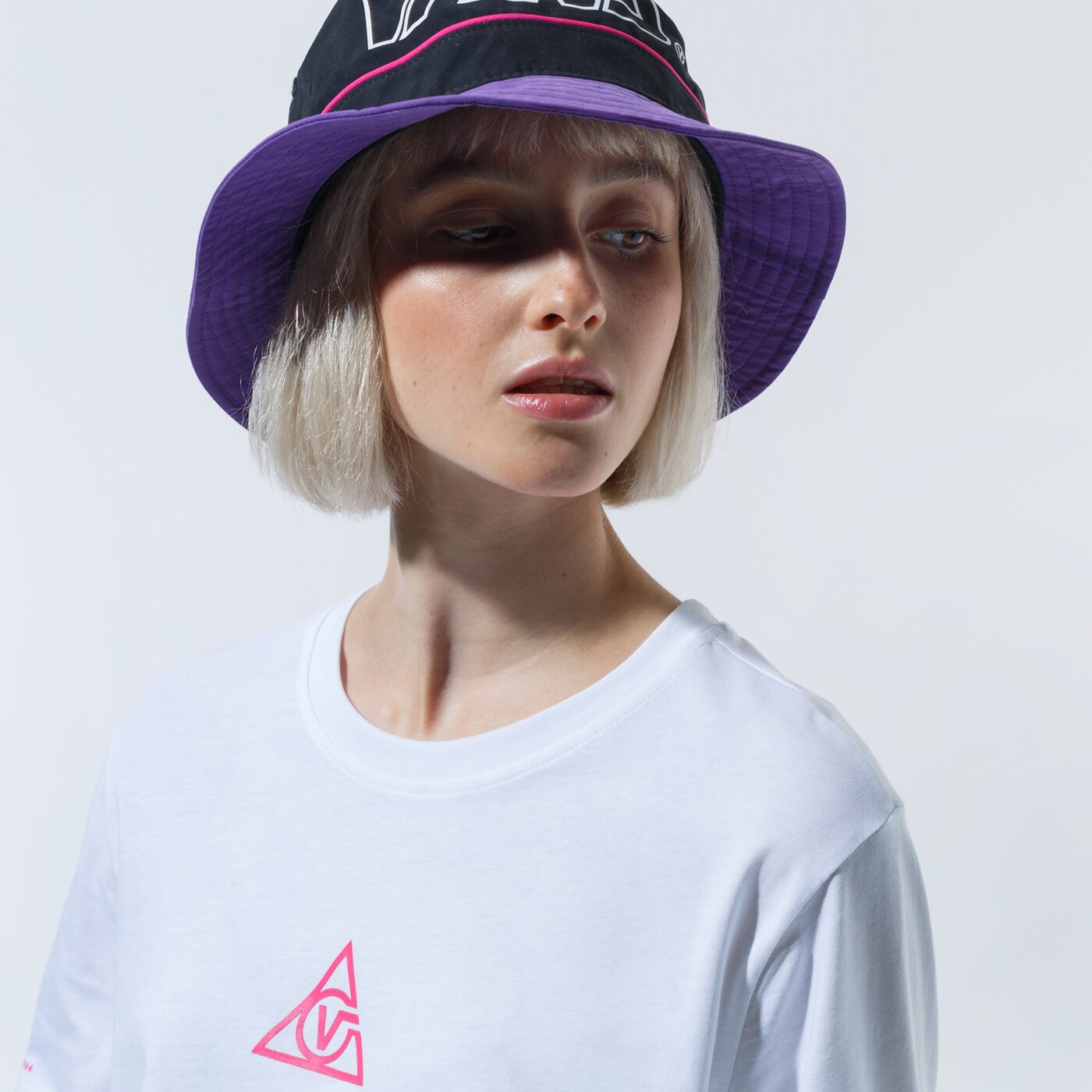 Дамски суичър VANS СУИТЧЪР 66 SUPPLY TRI LS BF CROP vn0a53oqwht1 цвят бял