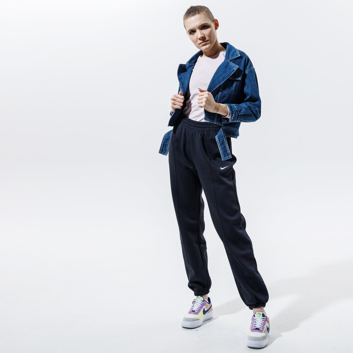 Дамски панталони NIKE ПАНТАЛОНИ SPORTSWEAR ESSENTIAL FLEECE bv4089-010 цвят черен