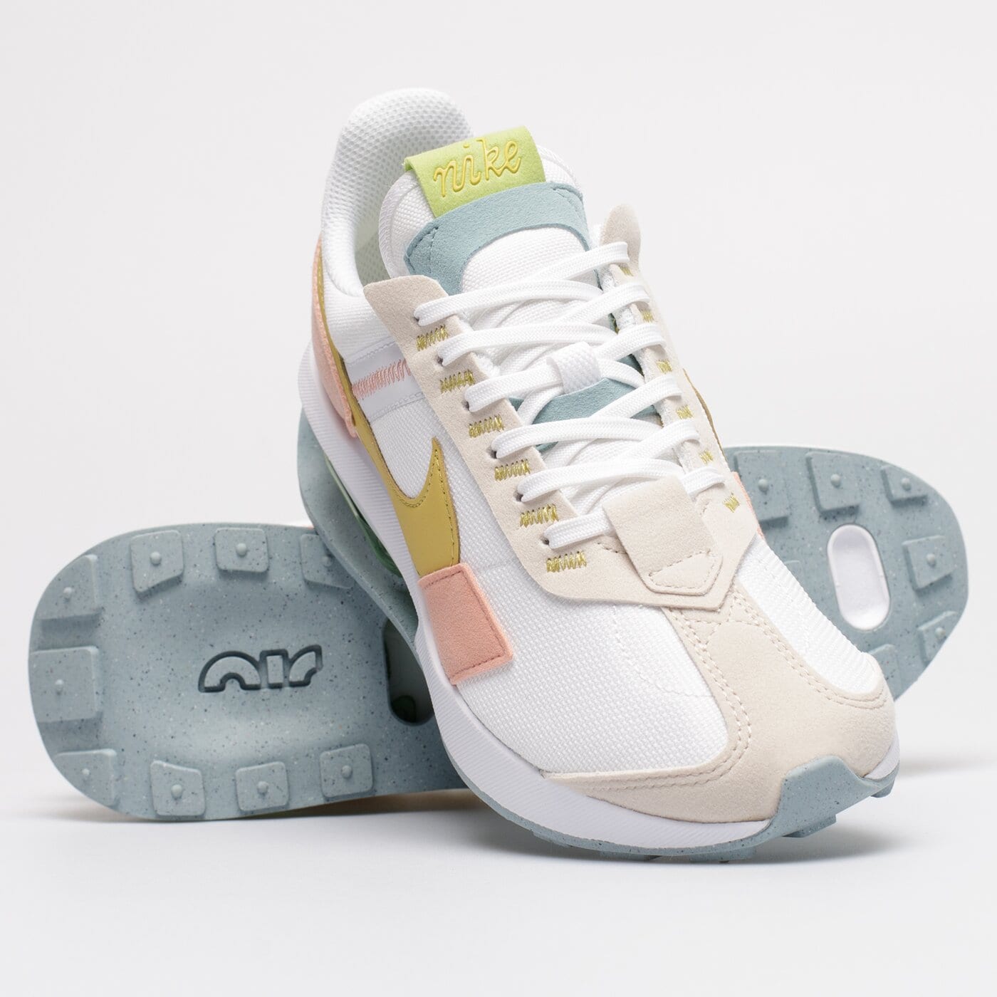 Дамски маратонки WMNS AIR MAX PRE-DAY dv3458-100 цвят многоцветен