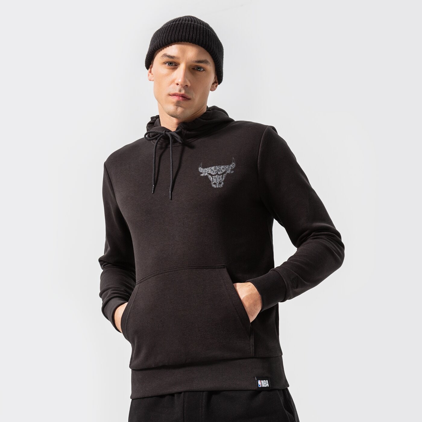 Мъжки суичър NEW ERA СУИТЧЪР С КАЧУЛКА SEAS INFILL BULLS CHICAGO BULLS BL 12893089 цвят черен