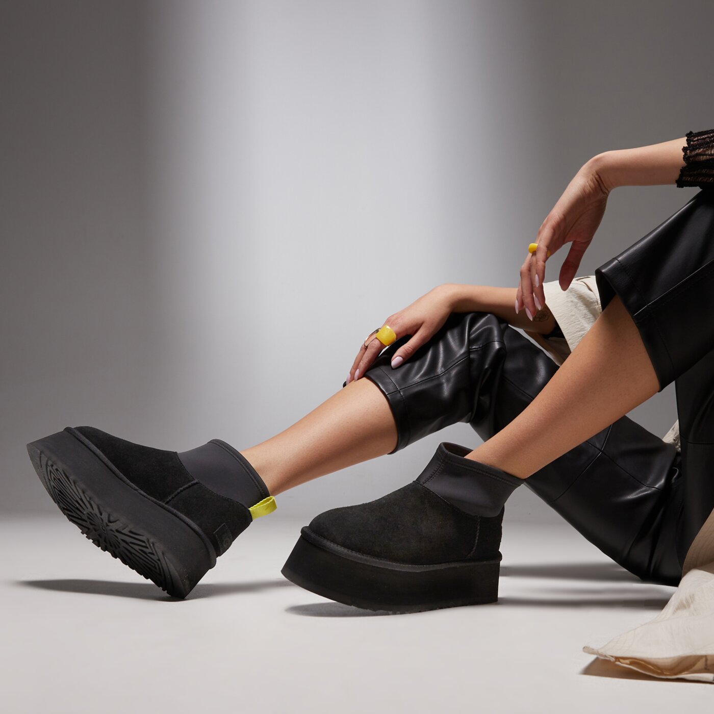 Дамски кежуал UGG W CLASSIC MINI DIPPER 1168170-blk цвят черен