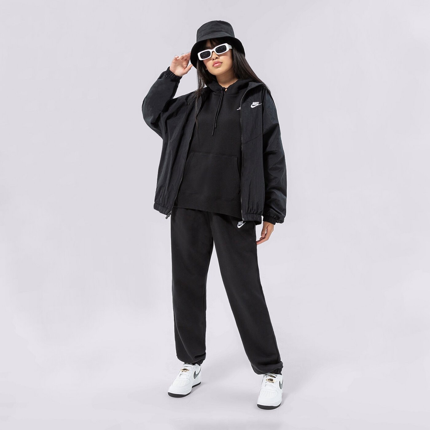 Дамско преходно яке NIKE ЯКЕ W NSW ESSNTL WR WVN JKT dm6185-010 цвят черен