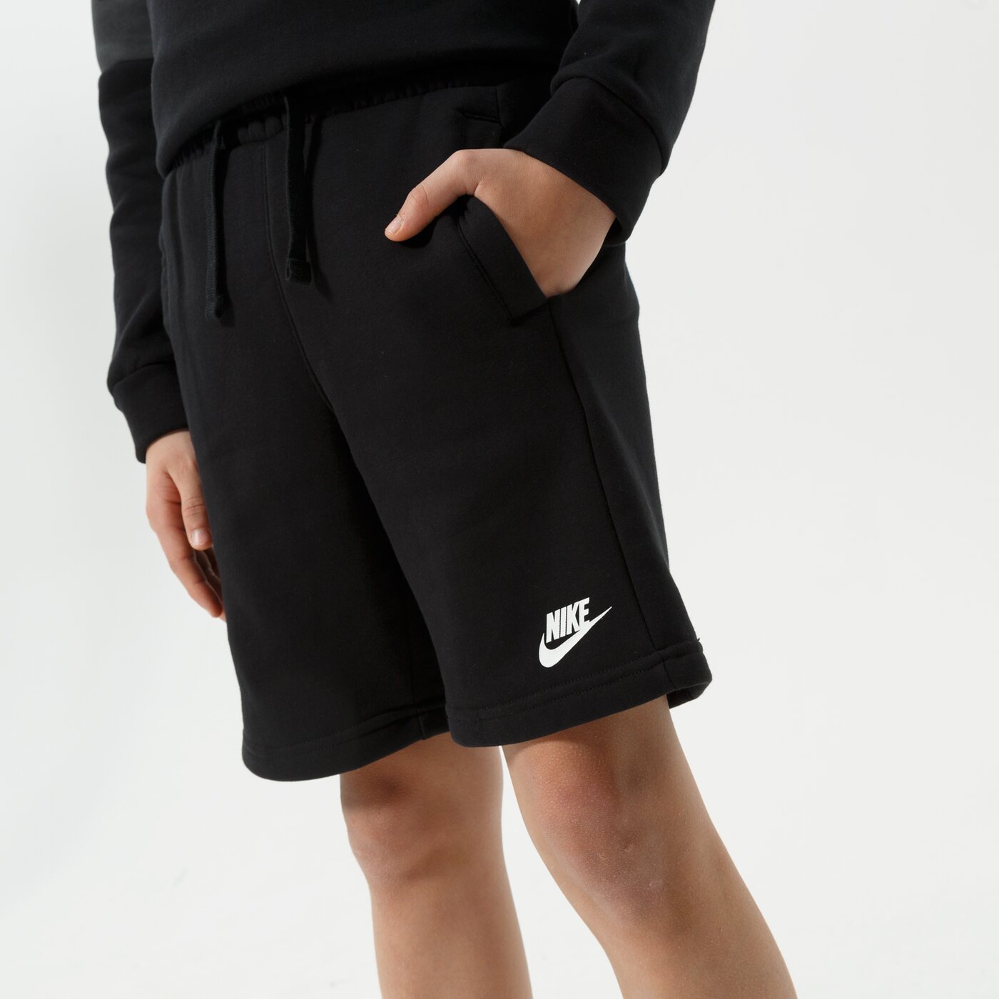 Детска тениска NIKE КОМПЛЕКТ K NSW FT CREW/SHORT TS BOY do6789-010 цвят черен