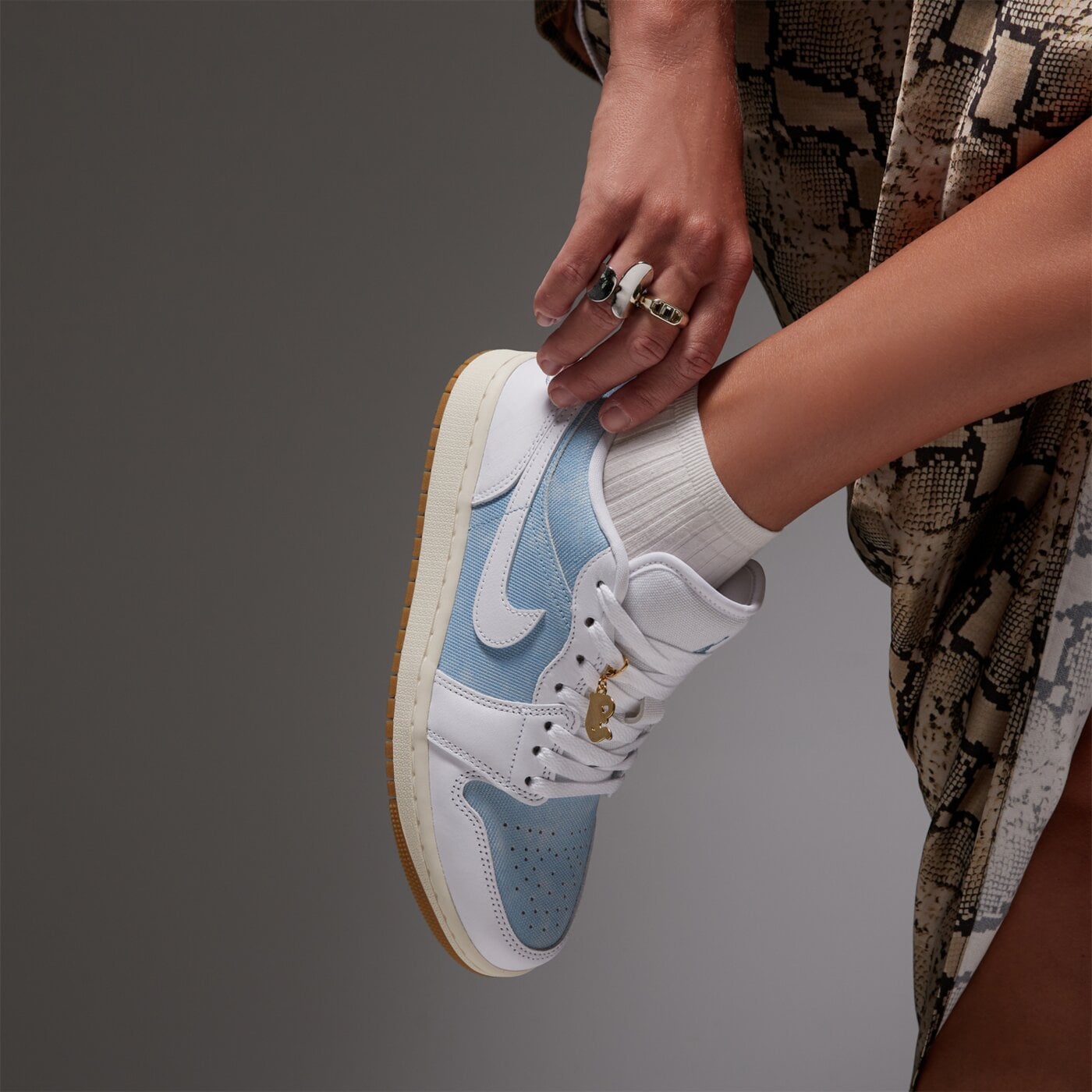 Дамски маратонки WMNS AIR JORDAN 1 LOW SE  hq2004-400 цвят бял