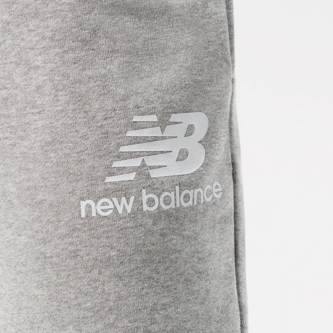 Мъжки панталони NEW BALANCE ПАНТАЛОНИ NB ESSENTIALS STACKED LOGO SWEATPANT mp03558ag цвят сив