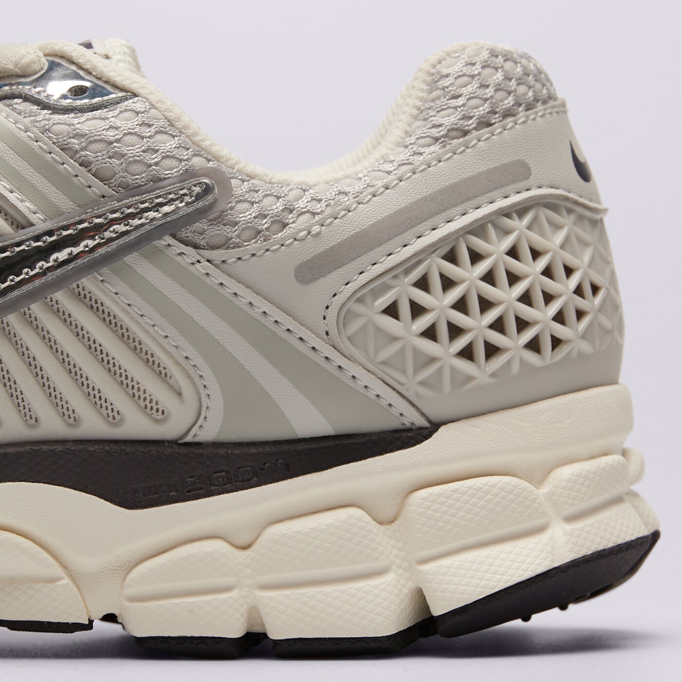 Дамски маратонки NIKE W ZOOM VOMERO 5 NA fd0884-025 цвят сив