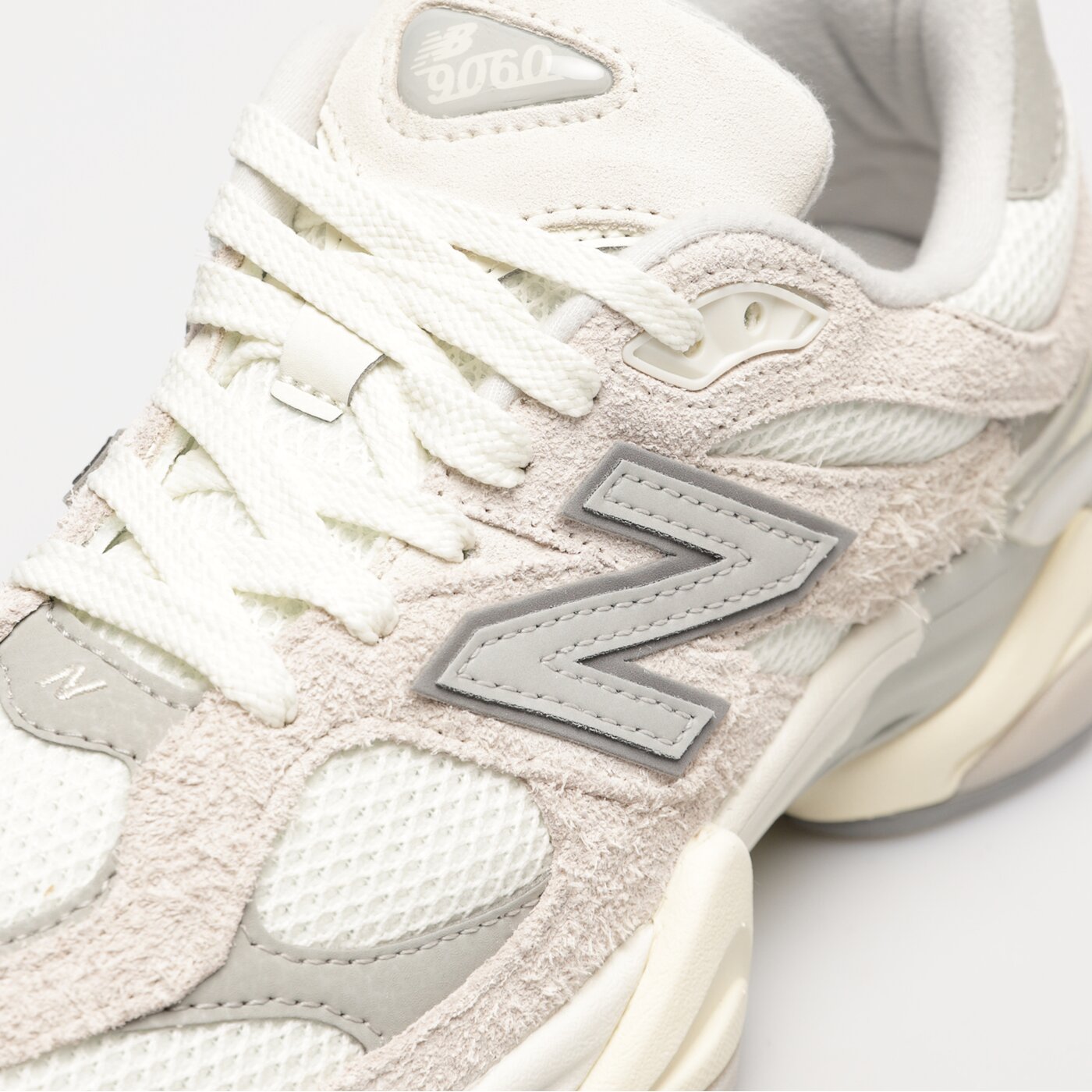 Дамски маратонки NEW BALANCE 9060 u9060hsc цвят бял