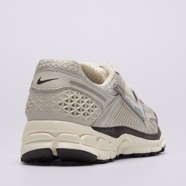 Дамски маратонки NIKE W ZOOM VOMERO 5 NA fd0884-025 цвят сив
