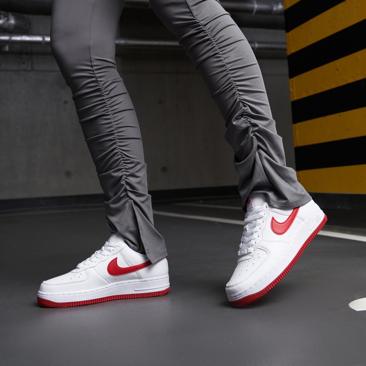 Дамски маратонки NIKE AIR FORCE 1 '07 SE dv3808-105 цвят бял