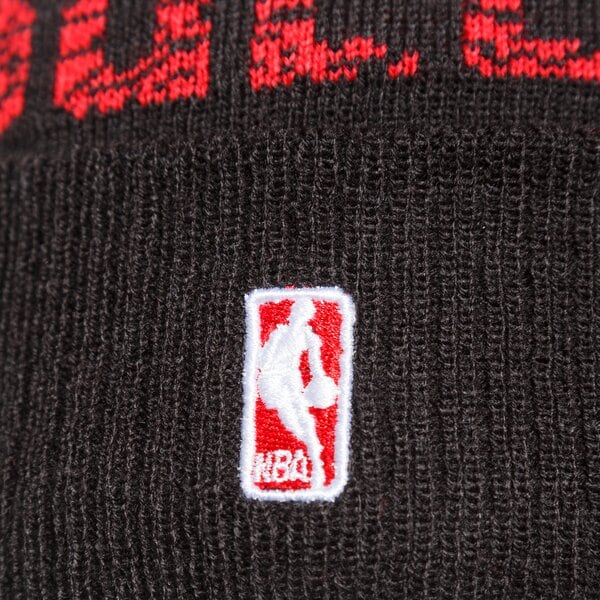 Мъжка зимна шапка NEW ERA NBA CHICAGO BULLS POM BEANIE HAT CHICAGO BULLS OTC 12122723 цвят черен