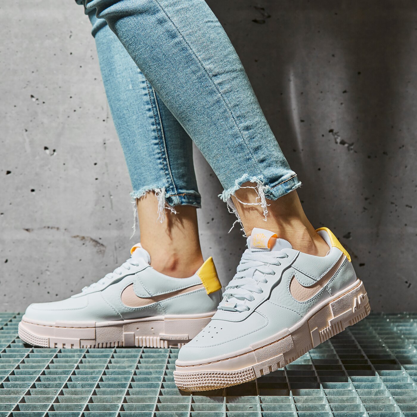 Дамски маратонки NIKE WMNS AF1 PIXEL dm3054-100 цвят многоцветен