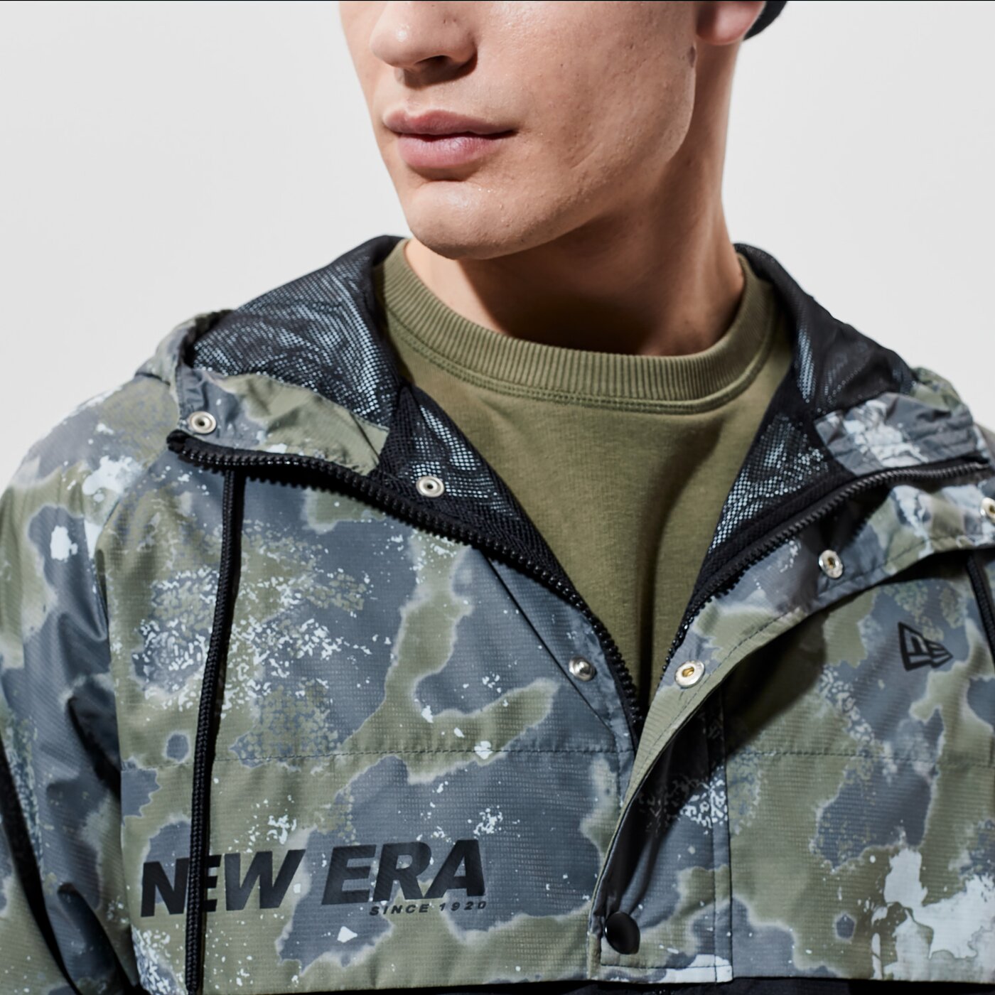 Мъжко преходно яке NEW ERA ЯКЕ OUTDOOR UTILITY WINDBREAKER NEW ERA XPTBLK 12590878 цвят многоцветен