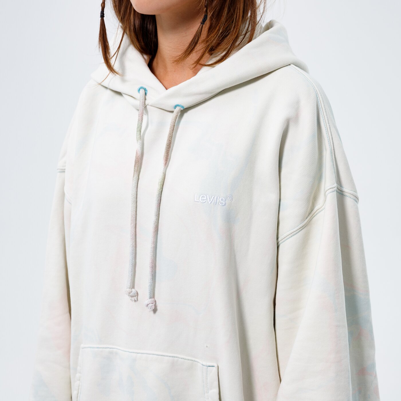 Дамски суичър LEVI'S СУИТЧЪР С КАЧУЛКА RED TAB SWEATS HOODIE a0747-0005 цвят бял