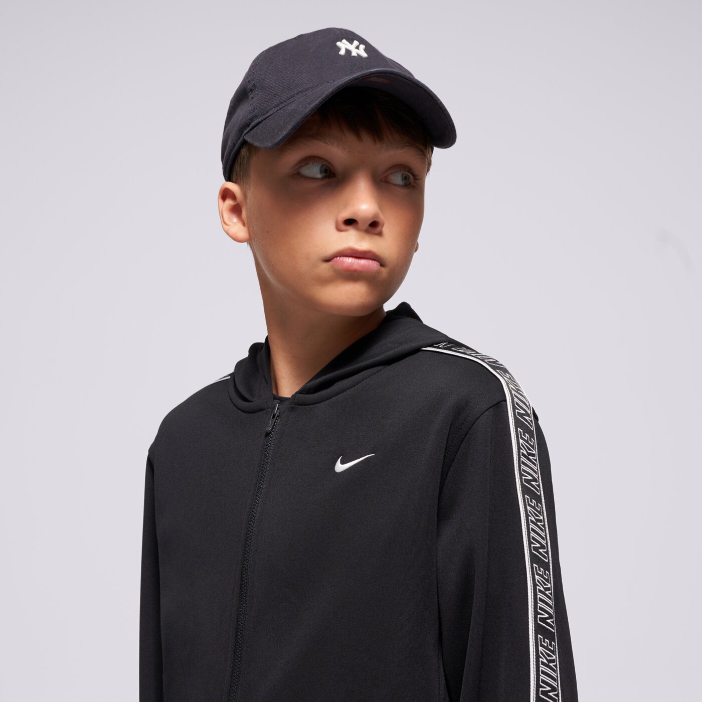 Детски суичър NIKE СУИТЧЪР СЪС ЗАКОПЧАВАНЕ С КАЧУЛКА K NSW DF CLUB+ POLY F hq9320-010 цвят черен