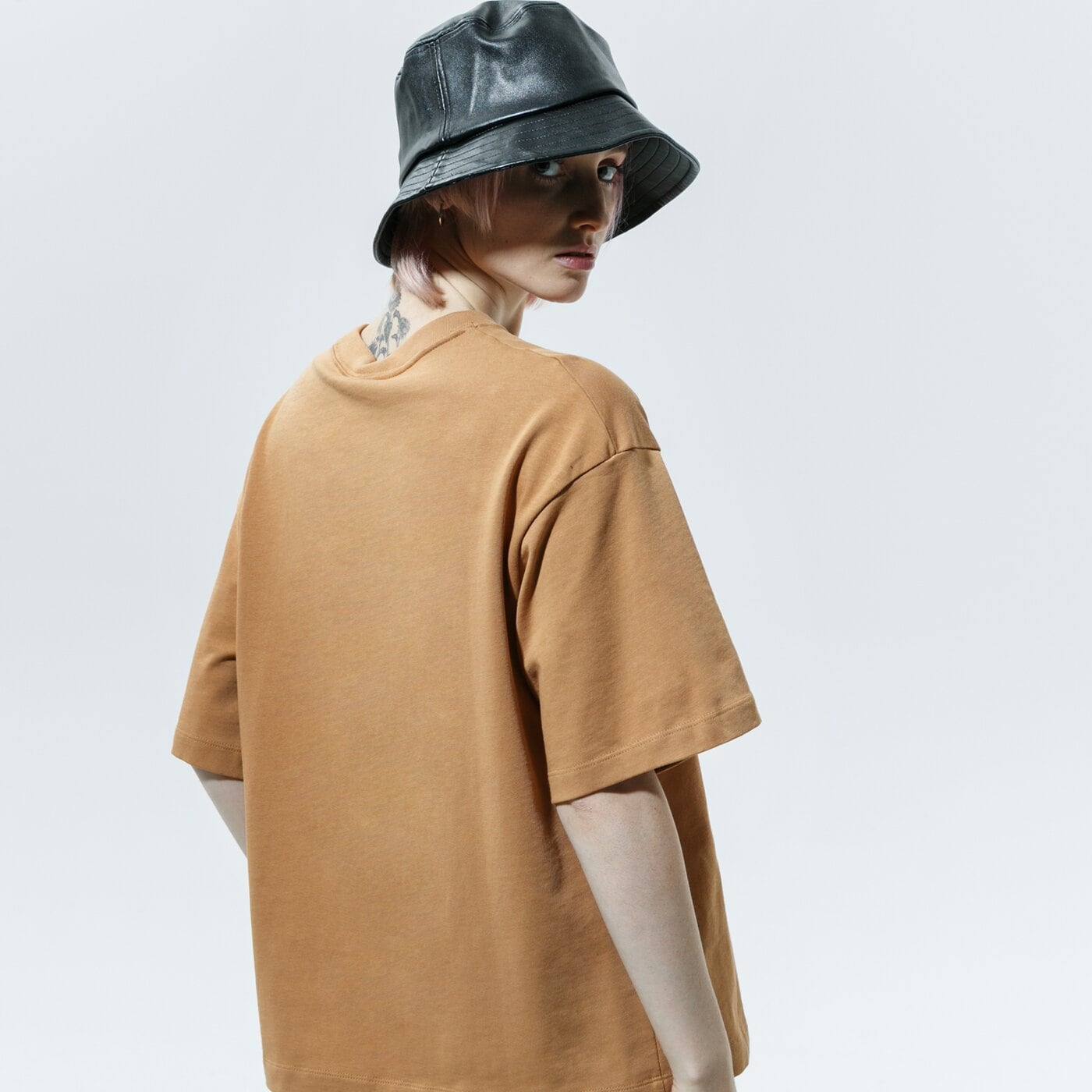 Дамска тениска NIKE ТЕНИСКА SPORTSWEAR cu5682-201 цвят кафяв