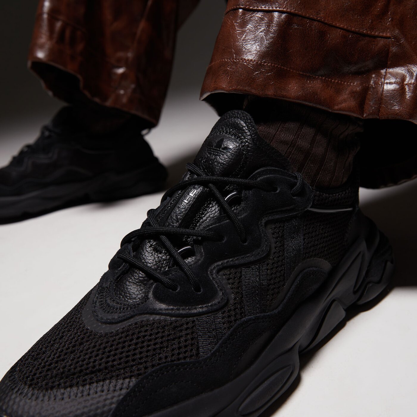 Мъжки маратонки ADIDAS OZWEEGO ee6999 цвят черен