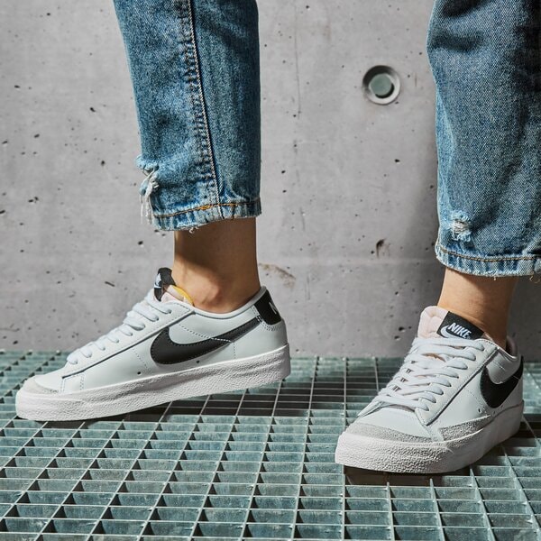 Дамски маратонки NIKE BLAZER LOW '77 dc4769-102 цвят бял