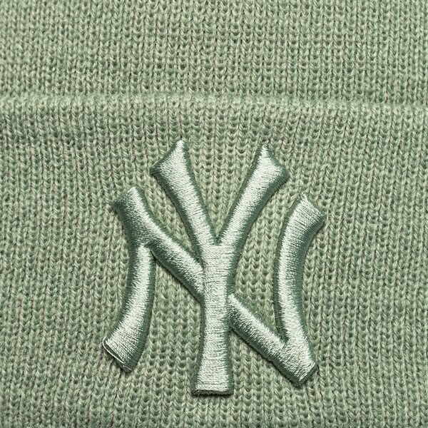 Дамска зимна шапка NEW ERA ШАПКА WMNS LE BEANIE NYY KHA NEW YORK YANKEES JDEJDE 60285081 цвят зелен