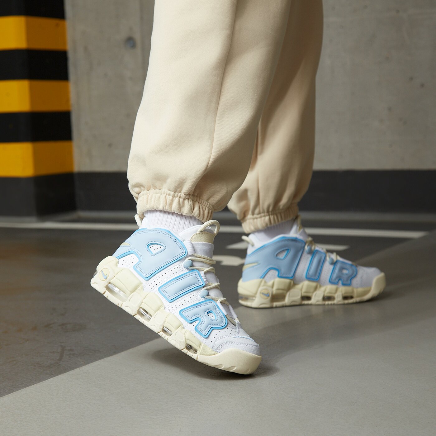 Дамски маратонки NIKE WMNS AIR MORE UPTEMPO fd9869-100 цвят бял