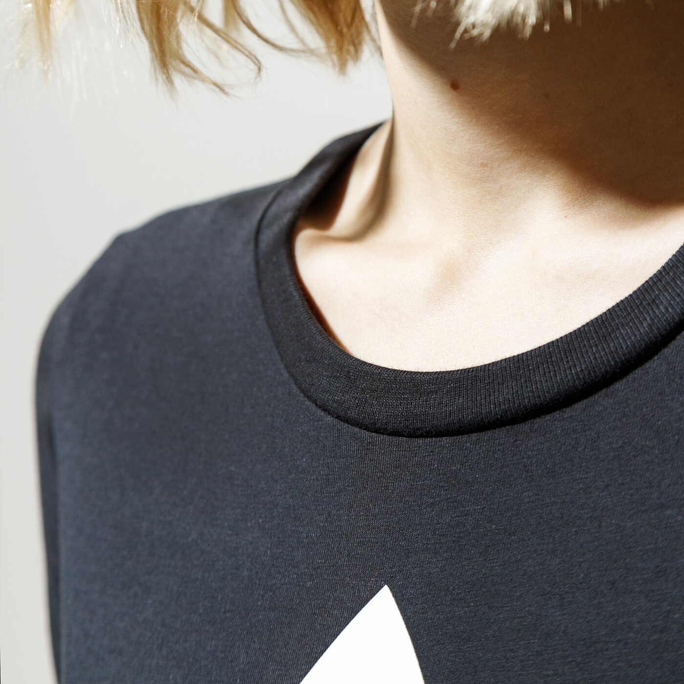 Дамска тениска ADIDAS ТЕНИСКА LRG LOGO BODY fm2651 цвят черен