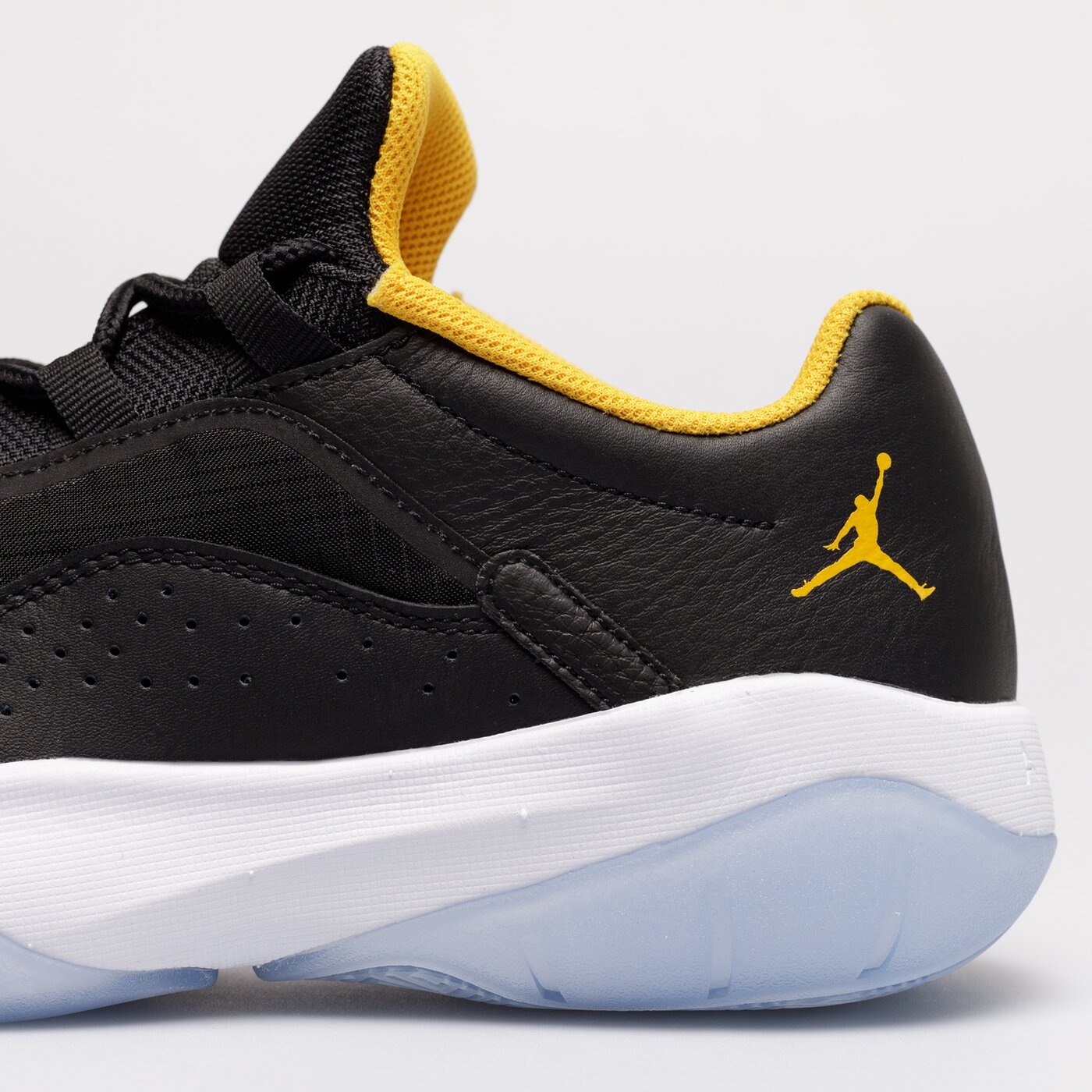 Мъжки маратонки AIR JORDAN 11 CMFT LOW  cw0784-071 цвят черен