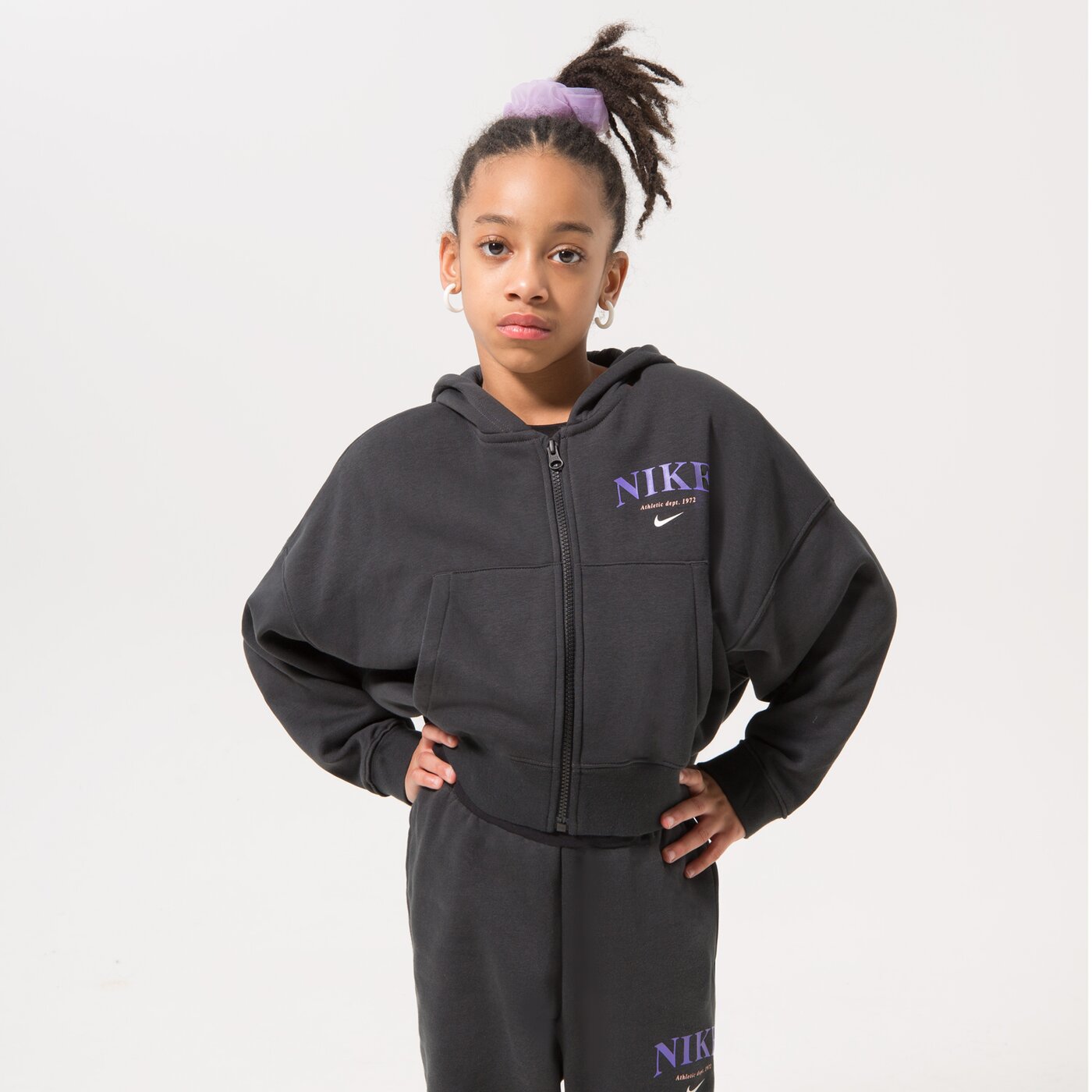 Детски суичър NIKE СУИТЧЪР СЪС ЗАКОПЧАВАНЕ   G NSW TREND FLC FZ HOODIE GIR dv2565-045 цвят черен