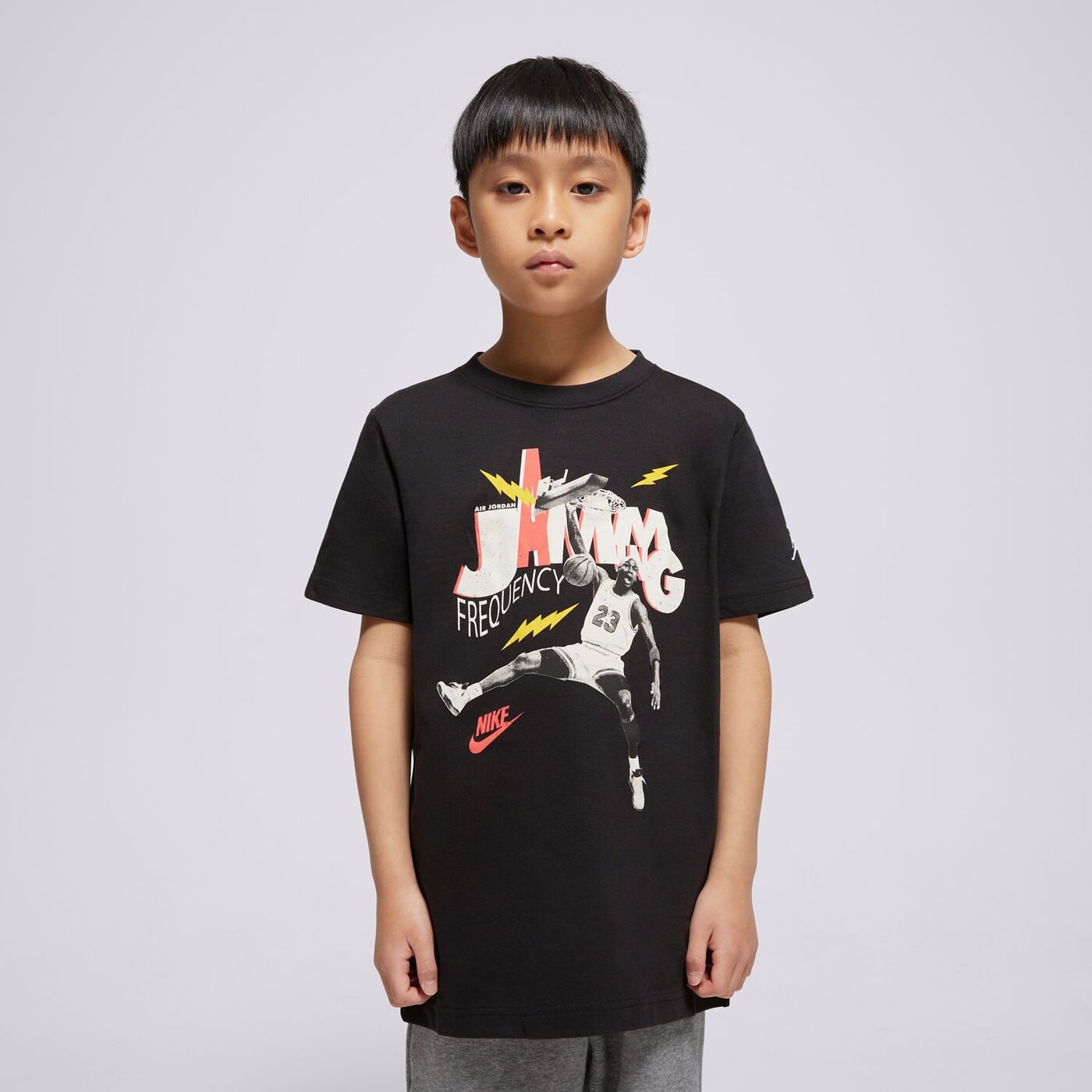 Детска тениска JORDAN ТЕНИСКА JDB MJ JAMMING SS TEE BOY 95d819-023 цвят черен