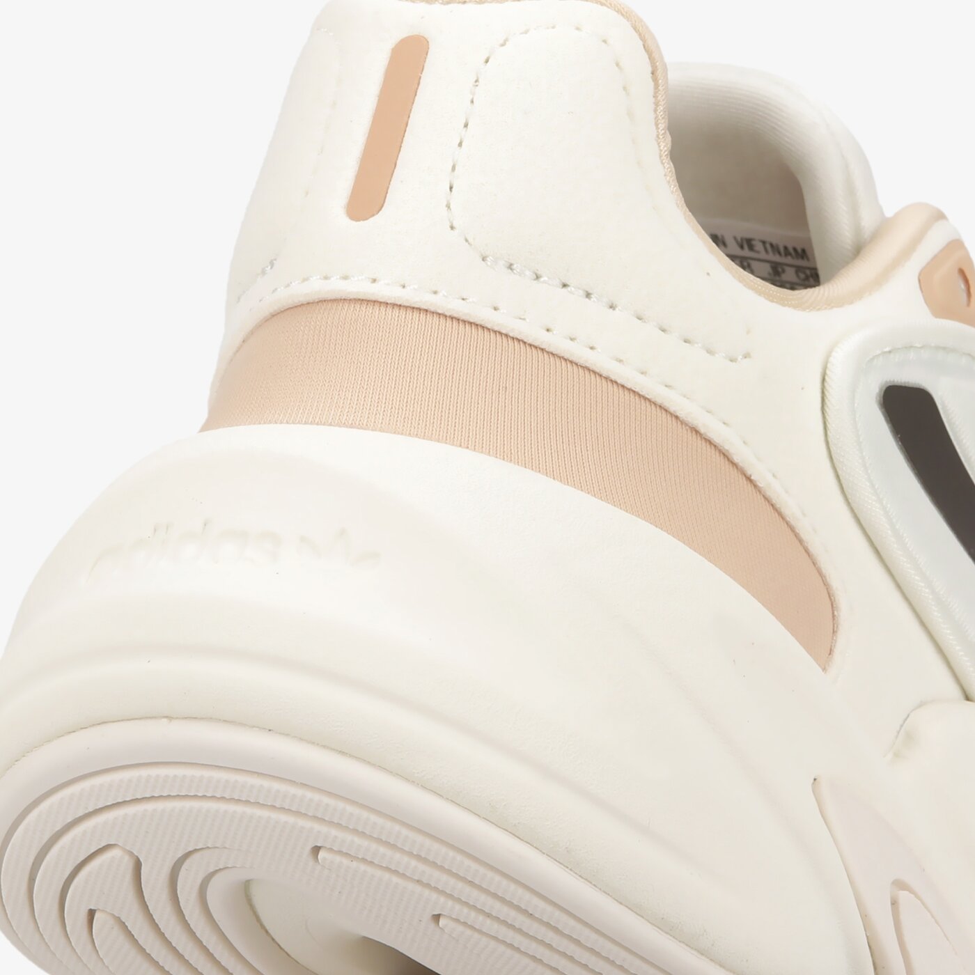 Дамски маратонки ADIDAS OZELIA WOMEN'S  gy6194 цвят бял