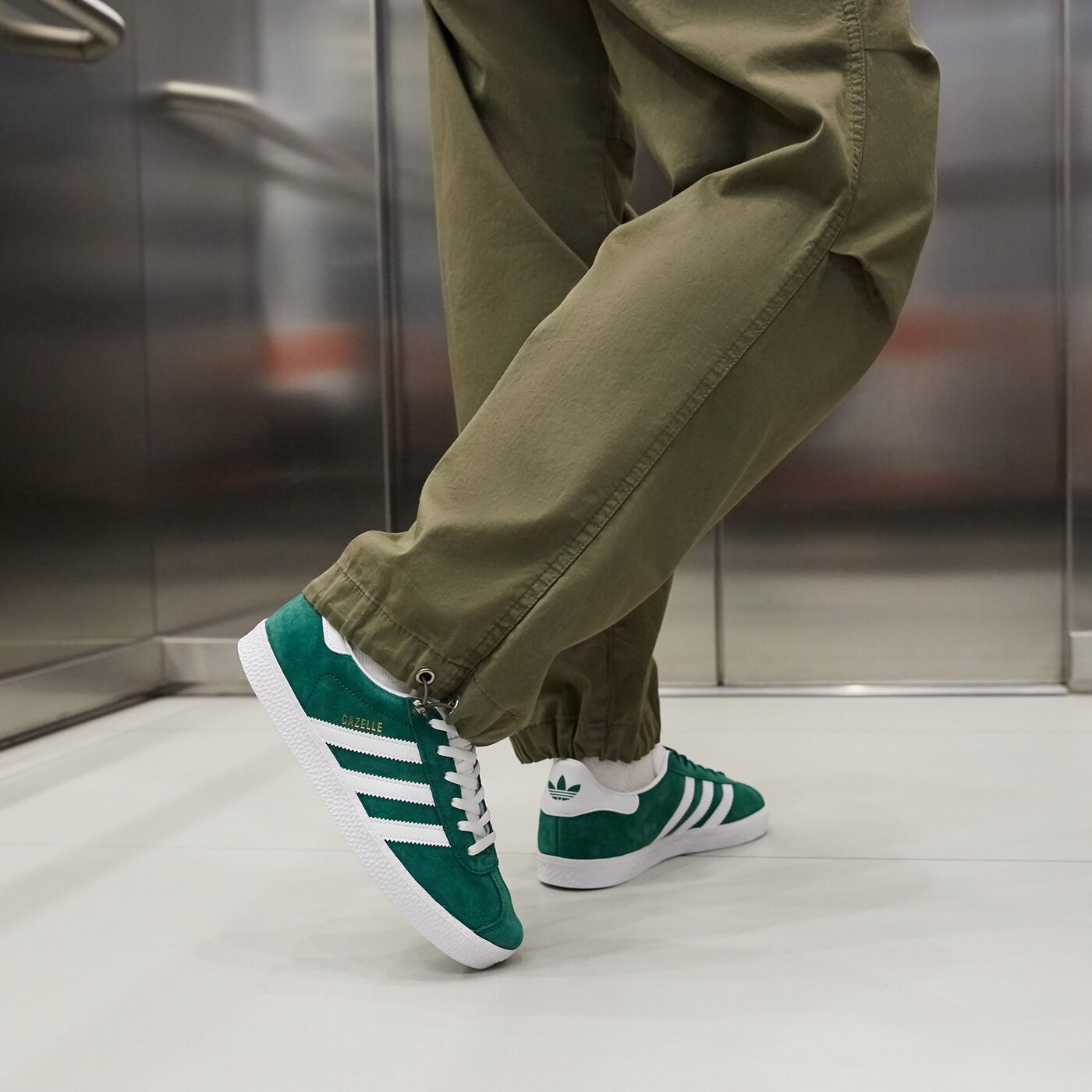 Детски маратонки ADIDAS GAZELLE J hp2881 цвят зелен