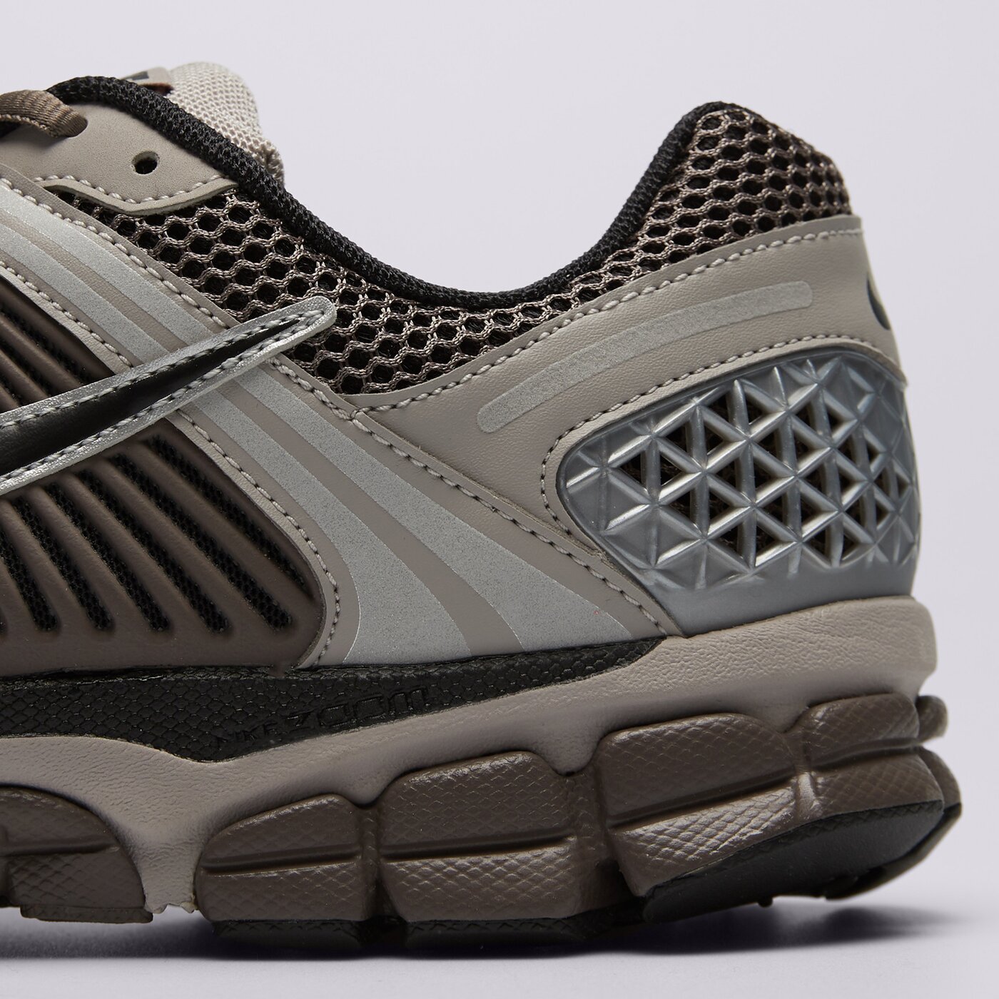 Мъжки маратонки NIKE ZOOM VOMERO 5 fb9149-005 цвят кафяв