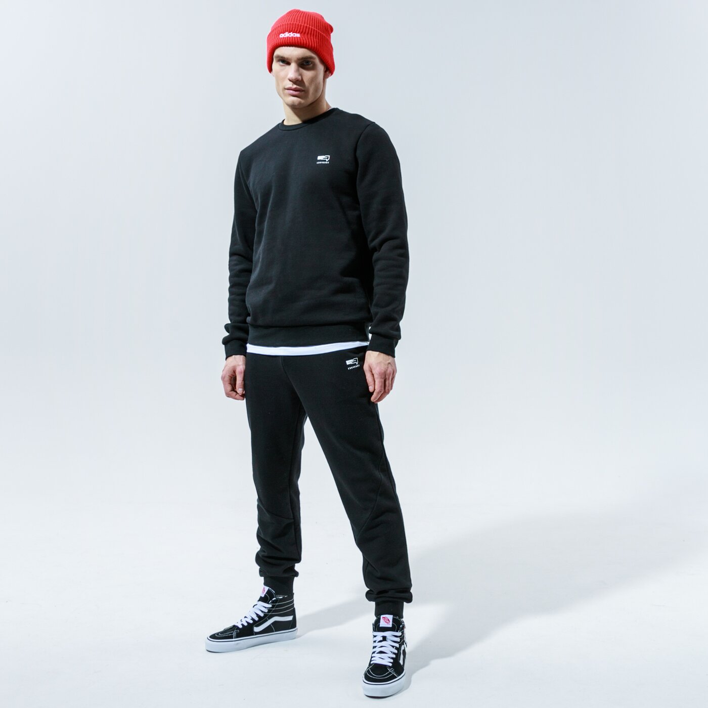 Мъжки панталони CONFRONT ПАНТАЛОНИ ESSENTIAL PANTS cf320spm30001 цвят черен