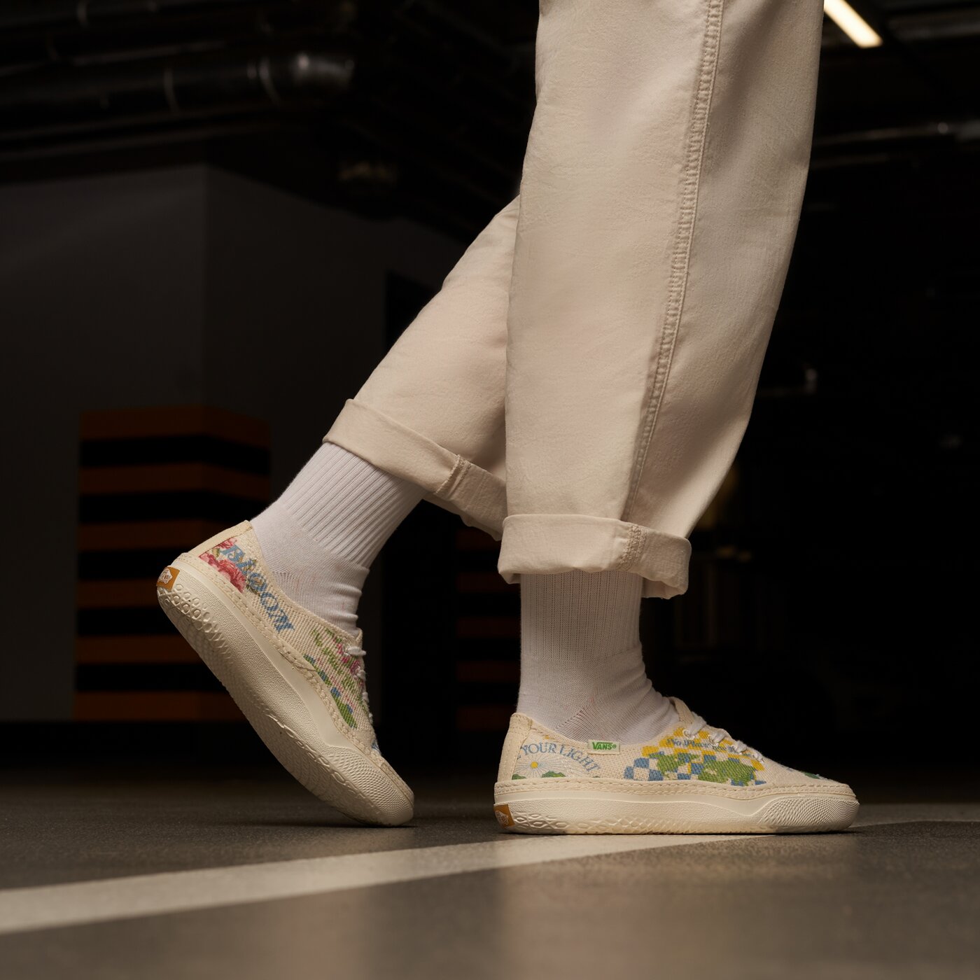 Дамски маратонки VANS UA CIRCLE VEE vn0a4bwlas11 цвят бял