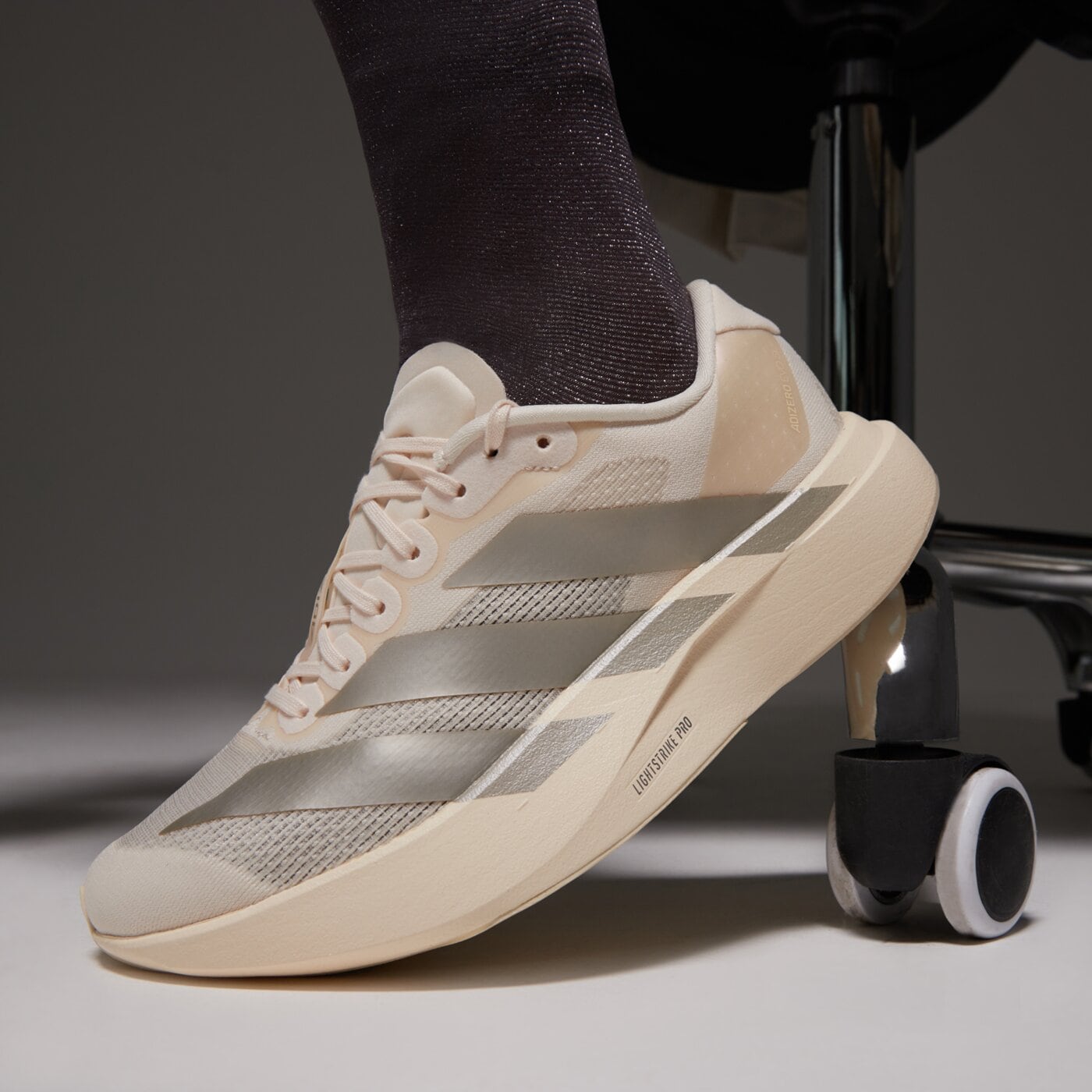 Дамски маратонки ADIDAS ADIZERO EVO SL  jr5841 цвят кремав