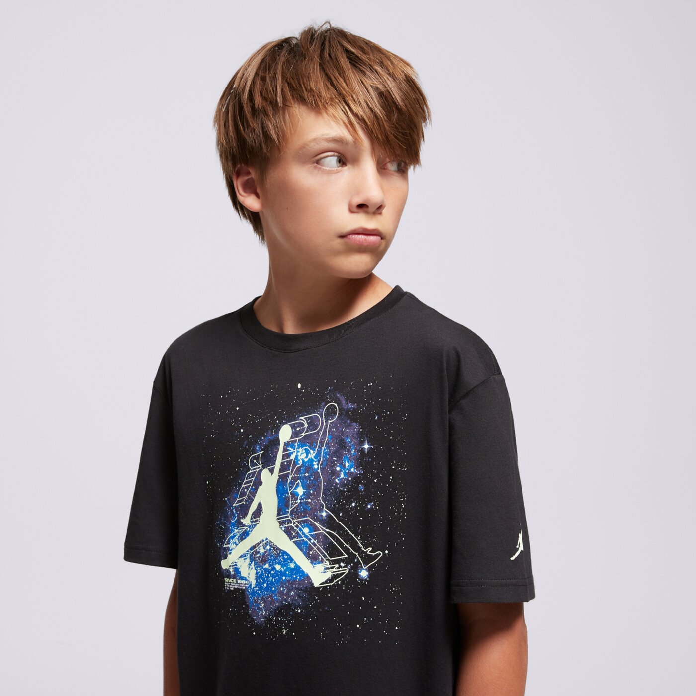 Детска тениска JORDAN ТЕНИСКА JDB SKY IS NOT THE LIMIT GLOW BOY 95d948-023 цвят черен