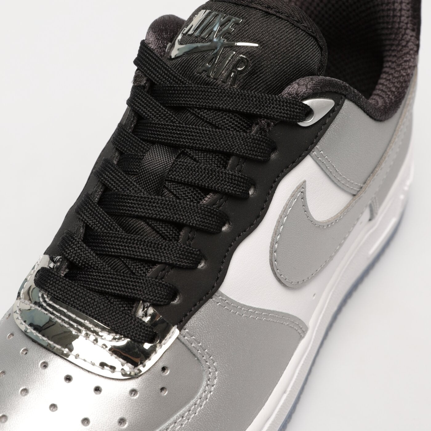 Дамски маратонки NIKE WMNS AIR FORCE 1 '07 SE dx6764-001 цвят сребърен