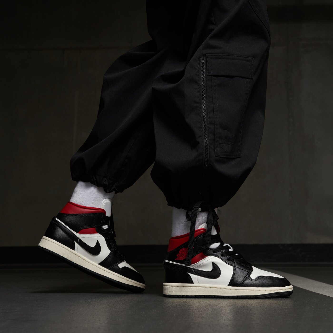 Дамски маратонки AIR JORDAN 1 MID  bq6472-061 цвят черен