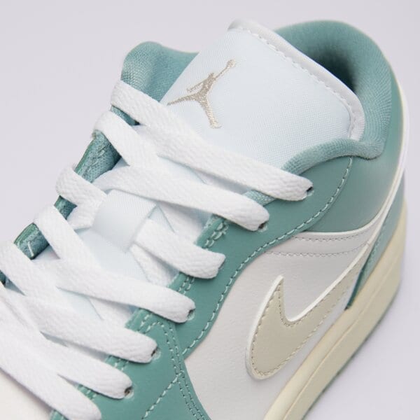 Дамски маратонки WMNS AIR JORDAN 1 LOW dc0774-138 цвят бял