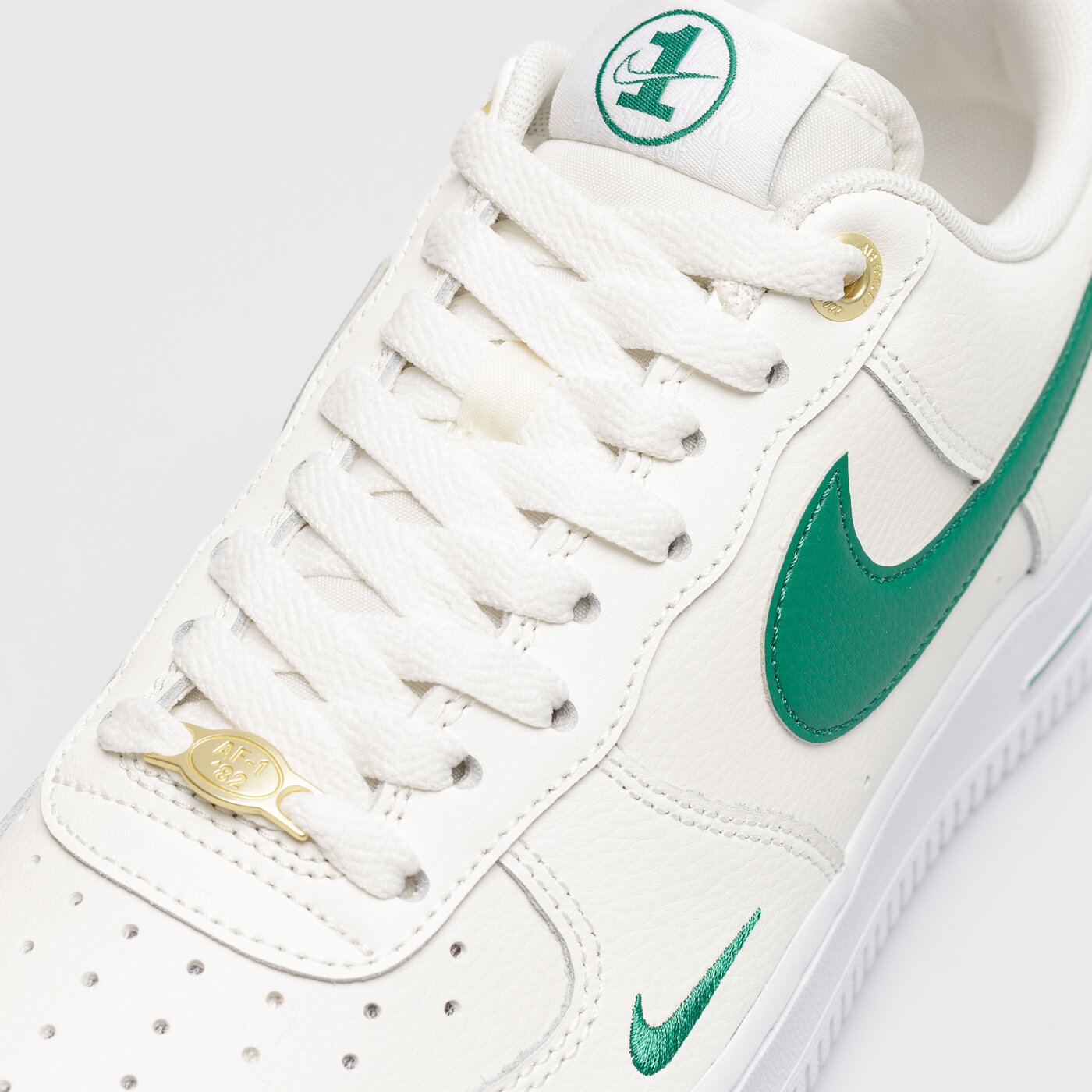 Мъжки маратонки NIKE AIR FORCE 1 '07 LV8 40TH dq7658-101 цвят бежов