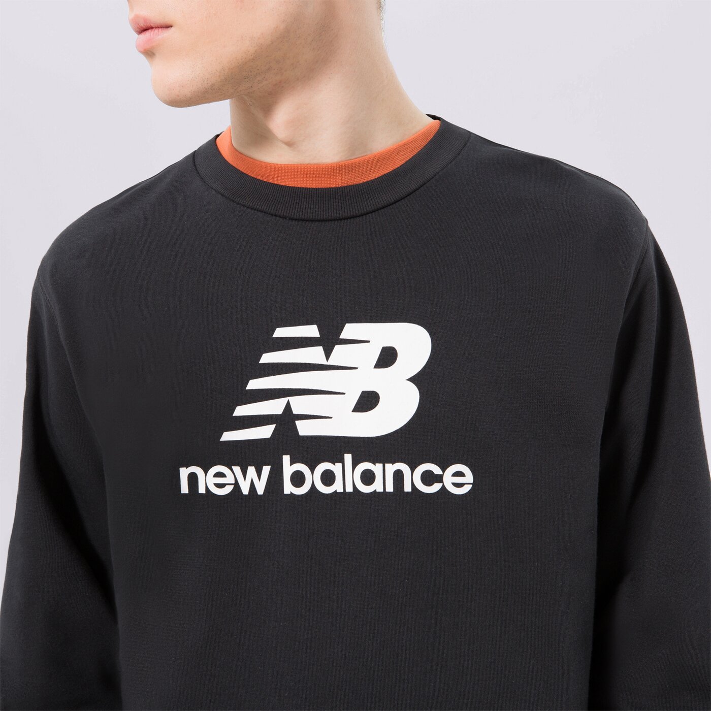 Мъжки суичър NEW BALANCE СУИТЧЪР NB ESSENTIALS LOGO CREW mt31538bk цвят черен