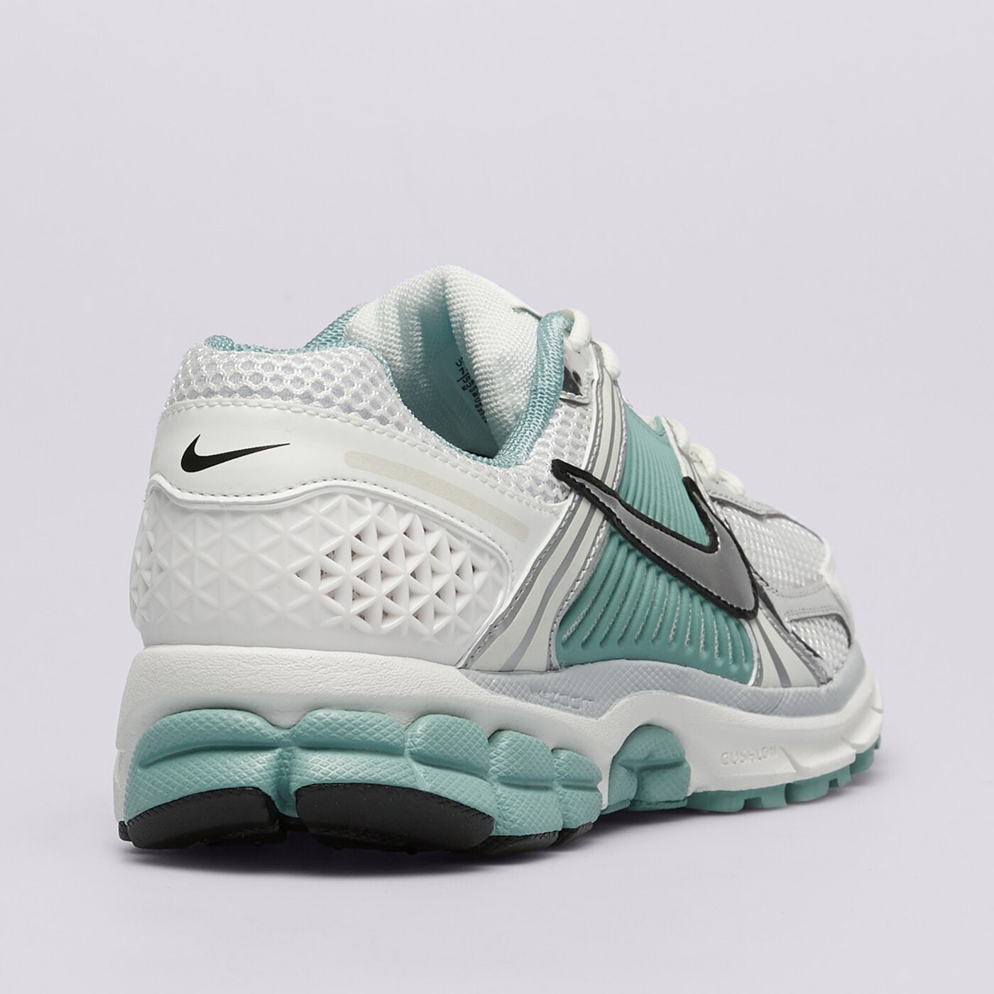 Дамски маратонки NIKE W ZOOM VOMERO 5 NEWS hf1877-101 цвят бял