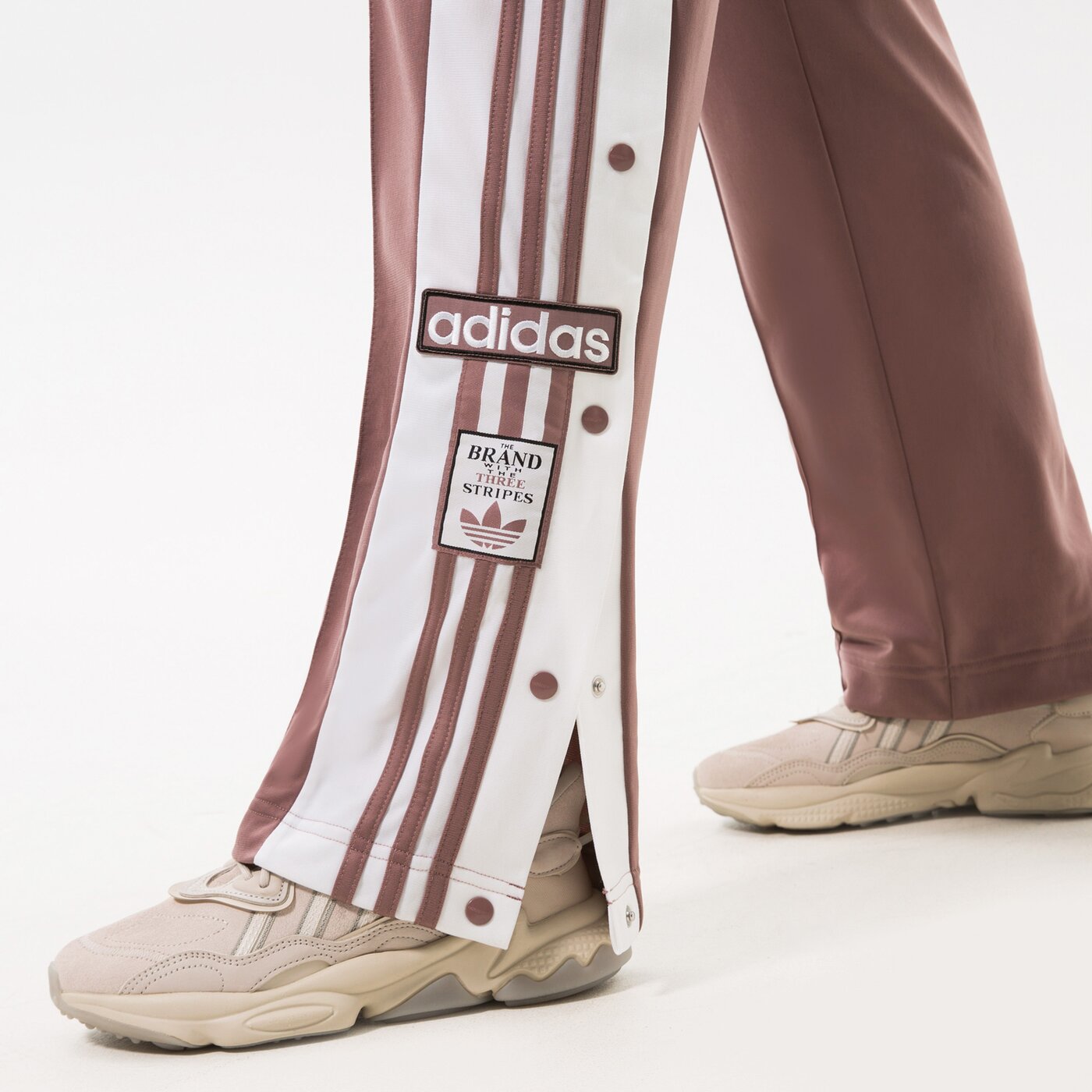 Дамски панталони ADIDAS ПАНТАЛОНИ ADIBREAK TP hn5888 цвят виолетов